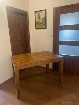 Jídelní stůl z masivu SHEESHAM