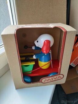 Nová dřevěná hračka / jezdí a hraje na xylofon