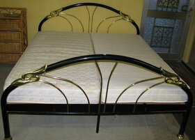 Kovová postel s lamelovými rošty a matracemi