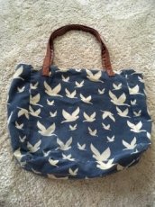 Modrá větší kabelka s motivy ptáčků