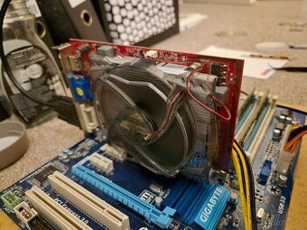 Starší grafická karta Radeon AX 4670