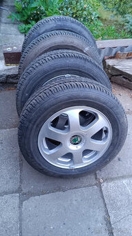 Škoda Octavia 1 kompletní kola Dunlop.