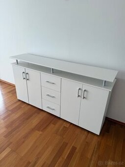 Elegantní bílá komoda 175x36x95