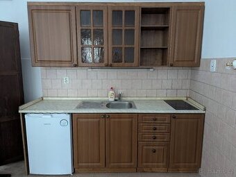 Kuchyňská linka cca 220 cm + lednice BEKO + dvouplotýnka