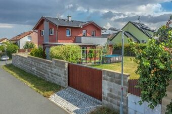 Rodinný dům 5+1, garáž, lodžie, klidné a bezpečné bydlení No