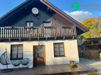 Malebný rodinný dům ve stylu venkovské chalupy