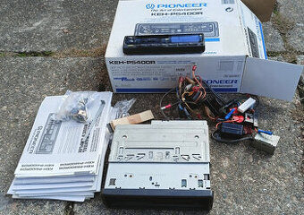 Autorádio s pořehrávačem a alarmem dveří