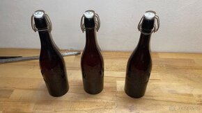 Staré pivní lahve PV pivovar