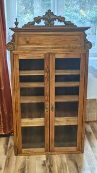Starožitná dřevěná vitrína.