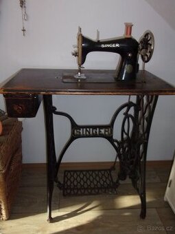 STARÝ ŠLAPACÍ ŠICÍ STROJ - SINGER