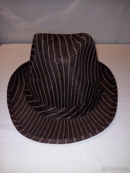 Divadelní klobouky.