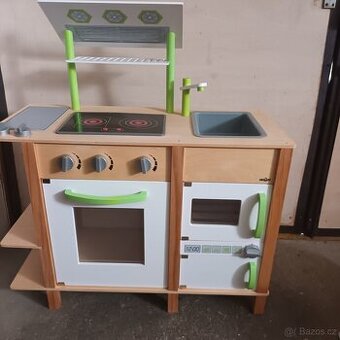 Dětská dřevěná kuchyňka