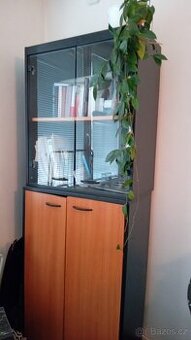 za odvoz daruji dvě skříňky na šanony