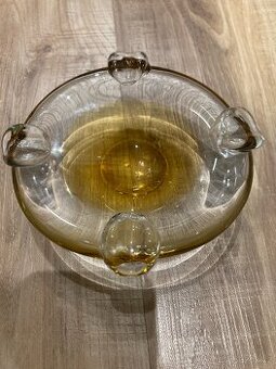 Popelnik ze zluteho hutniho skla.