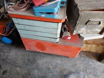 dílenský vozík na nářadí