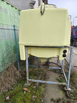 Nádrž na vodu z postřikovače.