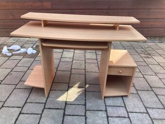 Psací stůl s výjezdem pro klavesnici