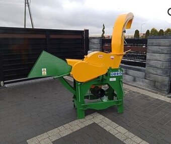 Štěpkovač větví na traktor