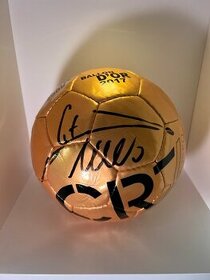 Zlatý míč Cristiana Ronalda s autogramem CR7 - 1