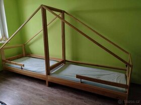 2 dětské postele domečkového tvaru
