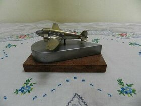 Staré kovové Letadlo na mramorovém soklu Dakota