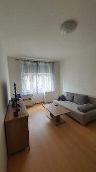 Pronajmu malý byt 1+kk 24m2 s balkonem v Praze Žižkov
