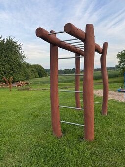 Workout hřiště - venkovní posilovna z akátu