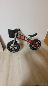 First bike, big apple s košíkem