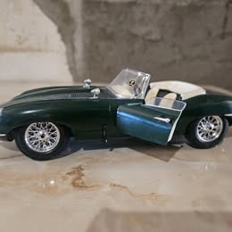 Dekorační model auta Jaguar a Mercedes-benz
