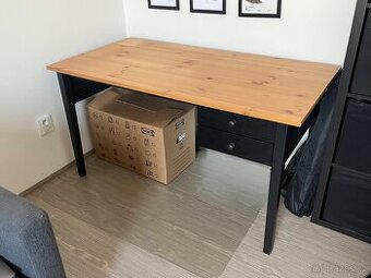 Dřevěný, psací stůl ikea.