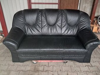 Sedačka kožená černá.