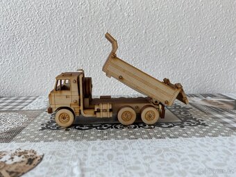 Nový dřevěný model Tatra 815 - sklápěčka