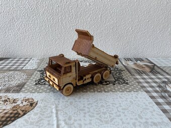 Nový dřevěný model Tatra 815 - sklápěčka