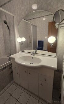 Masážní vana, umyvadlo se skřínkou a zrcadlem, sušák