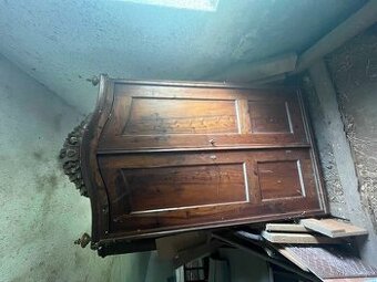 Stará vyřezávaná skříň