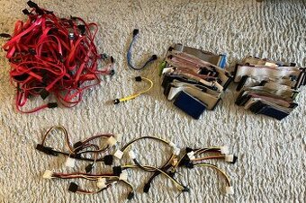 Propojovací kabely k PC zdroji a sata + IDE kabely