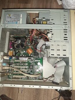 Starší pc z roku 2000