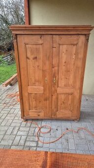 Starožitná masivní dřevěná selská šatní skříň venkov chalupa