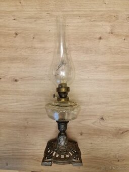 Starožitná petrolejová lampa - secesní klenot pro sběratele