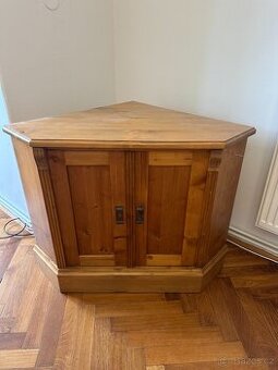 Masivní rohová skříňka