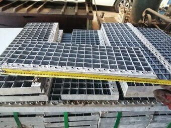 Schodišťový stupeň, rošt pozink