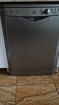 INDESIT na 14 sad nádobí, třída A+