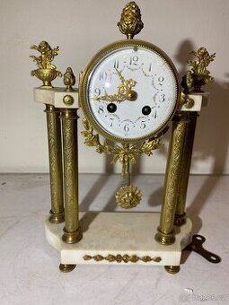 Starožitné stolní portálové hodiny (tzv. portico clock)