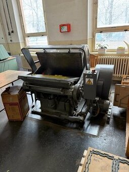 Průmyslový výsekový lis (klikový lis) na karton / obaly