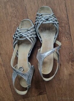 Stříbrné páskové boty