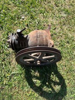 Starý kompresor / kompresorová hlava (řemenice)