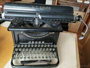 Historický psací stroj  L C Smith