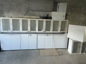 sestava spodnich a závěsných skříní s pracovní deskou - 1