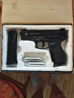 Airsoft pistole