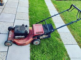 Prodám silnou starší sekačku s pojezdem, plně funkční